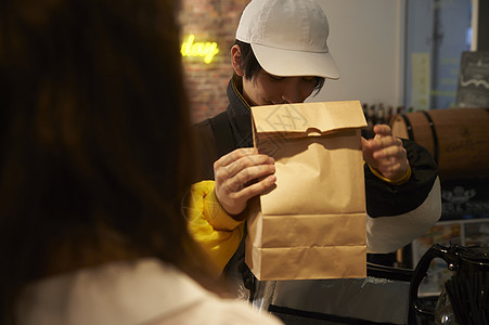 連接舌尖與心間的橋梁 從店員打包到外賣送達的溫情之旅